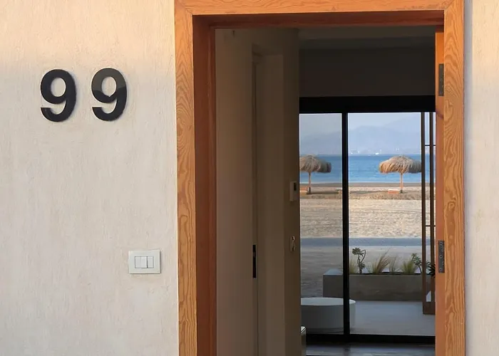 Hébergement de vacances Beachfront Somabay Steps From Sea & Pool *